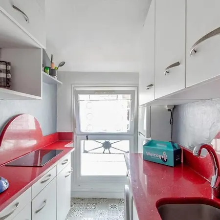 Charming And Colorful In Batignolles Apartament