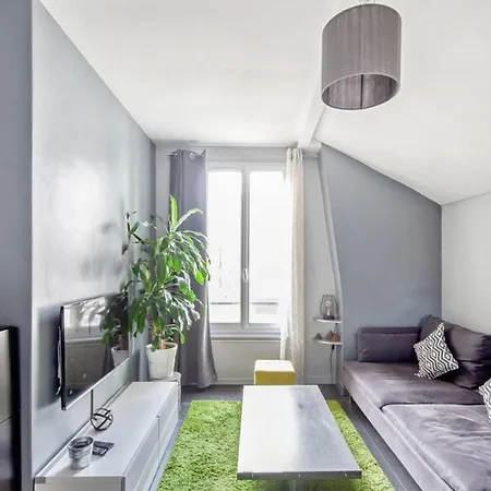 Charming And Colorful In Batignolles Paryż