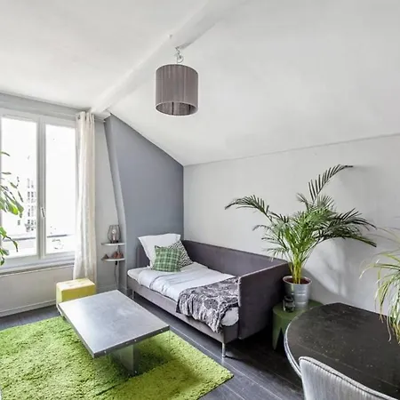 Charming And Colorful In Batignolles Apartament *