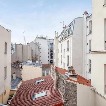 Charming And Colorful In Batignolles Apartament